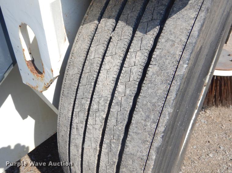 image for item EK9586 2005 Elgin Pelican S street sweeper