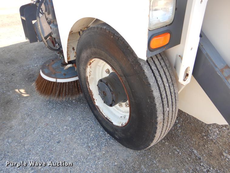 image for item EK9586 2005 Elgin Pelican S street sweeper