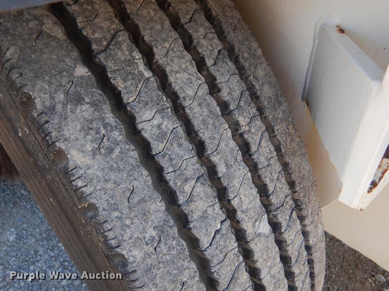 image for item EK9586 2005 Elgin Pelican S street sweeper