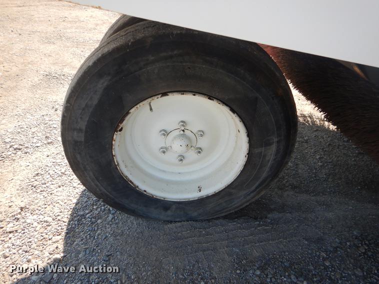 image for item EK9586 2005 Elgin Pelican S street sweeper