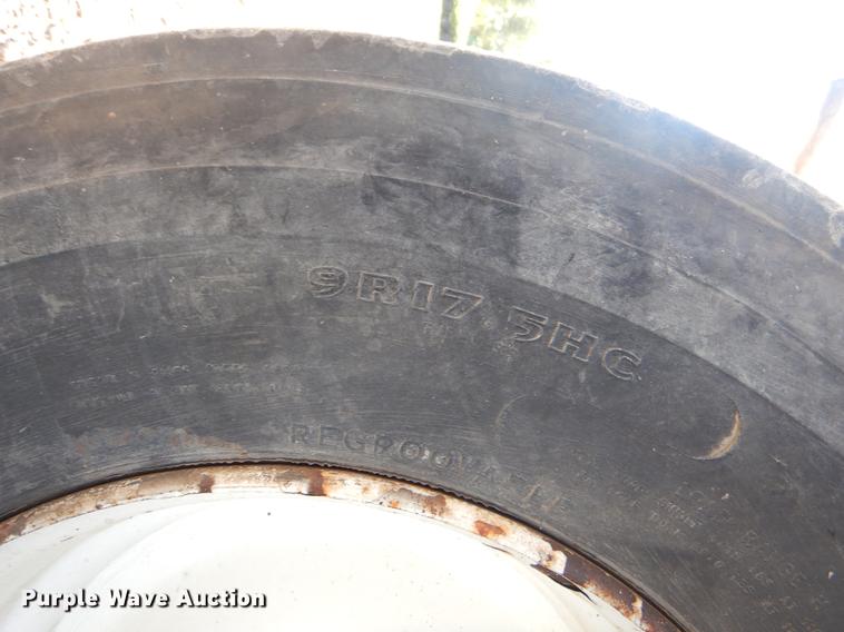 image for item EK9586 2005 Elgin Pelican S street sweeper