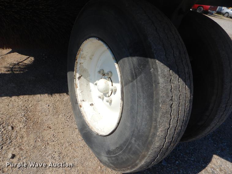 image for item EK9586 2005 Elgin Pelican S street sweeper