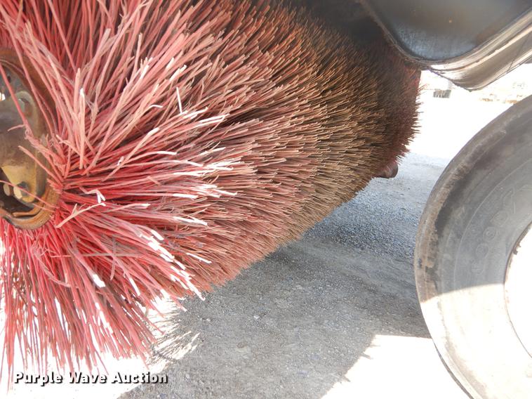 image for item EK9586 2005 Elgin Pelican S street sweeper