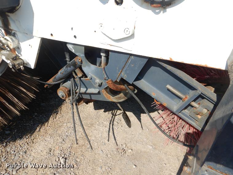 image for item EK9586 2005 Elgin Pelican S street sweeper