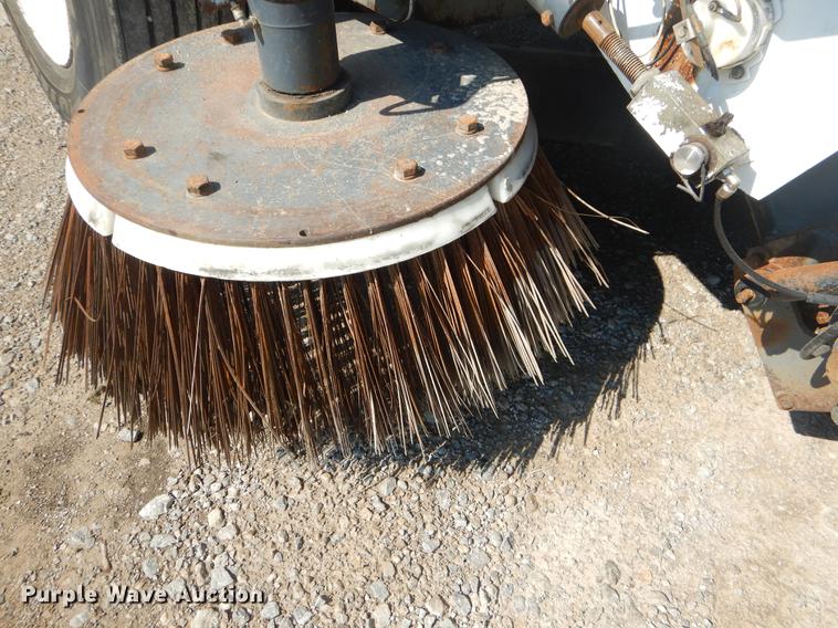 image for item EK9586 2005 Elgin Pelican S street sweeper