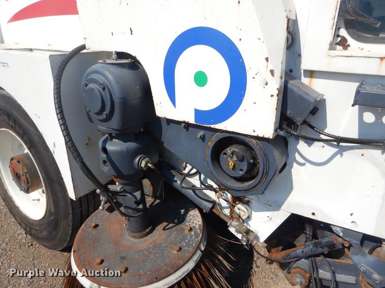 image for item EK9586 2005 Elgin Pelican S street sweeper