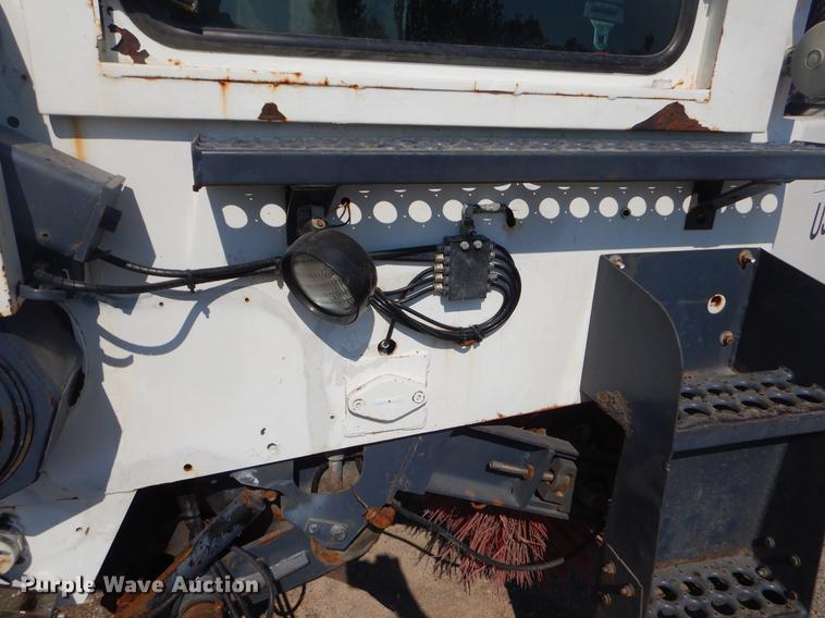 image for item EK9586 2005 Elgin Pelican S street sweeper