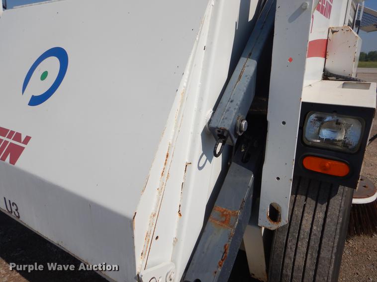 image for item EK9586 2005 Elgin Pelican S street sweeper