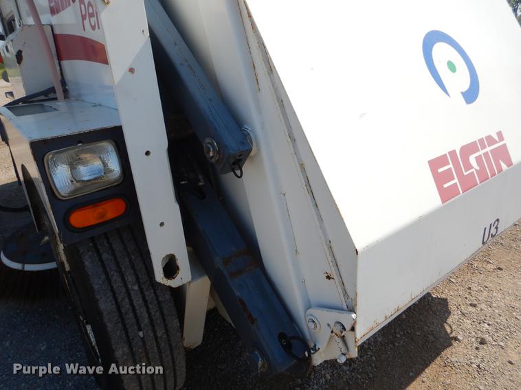 image for item EK9586 2005 Elgin Pelican S street sweeper