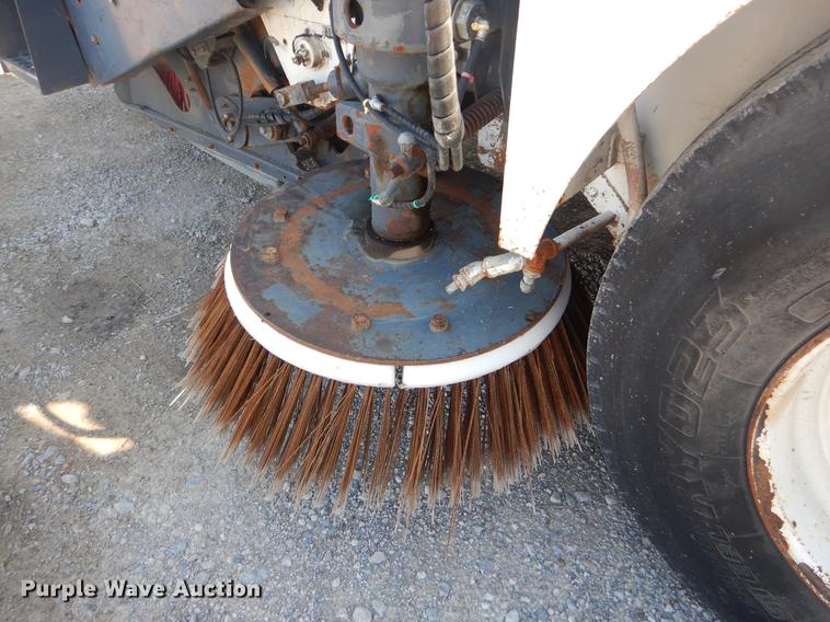 image for item EK9586 2005 Elgin Pelican S street sweeper