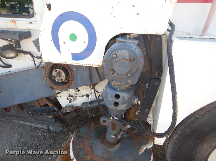 image for item EK9586 2005 Elgin Pelican S street sweeper