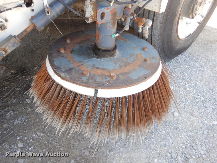 image for item EK9586 2005 Elgin Pelican S street sweeper