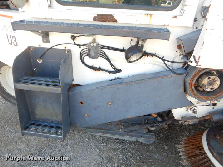 image for item EK9586 2005 Elgin Pelican S street sweeper