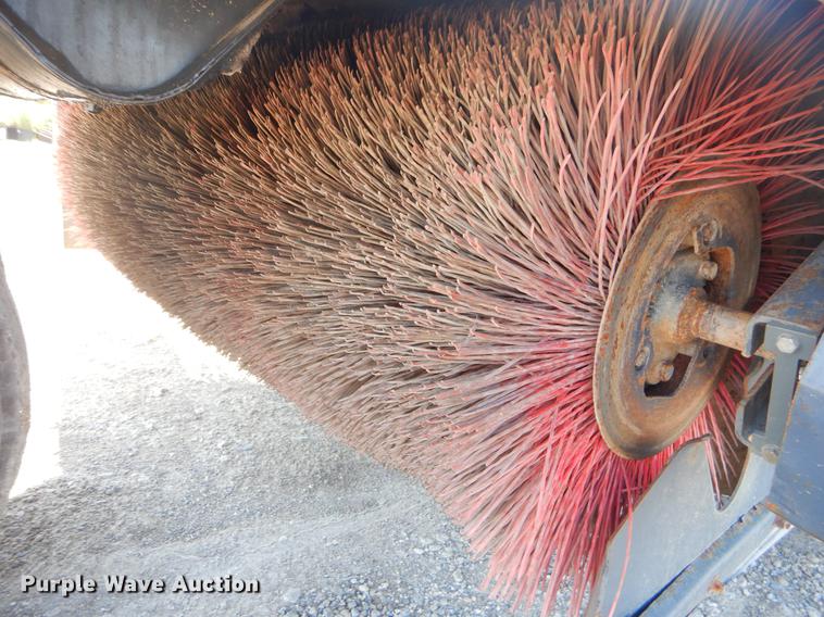 image for item EK9586 2005 Elgin Pelican S street sweeper