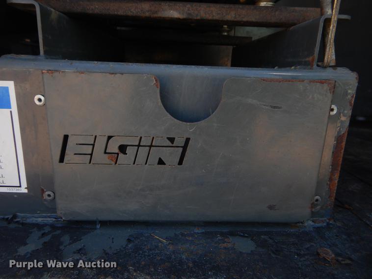 image for item EK9586 2005 Elgin Pelican S street sweeper