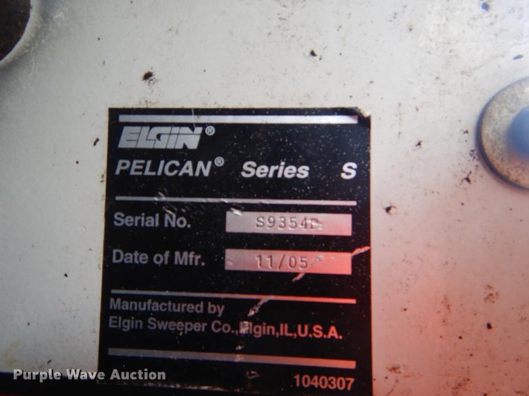 image for item EK9586 2005 Elgin Pelican S street sweeper