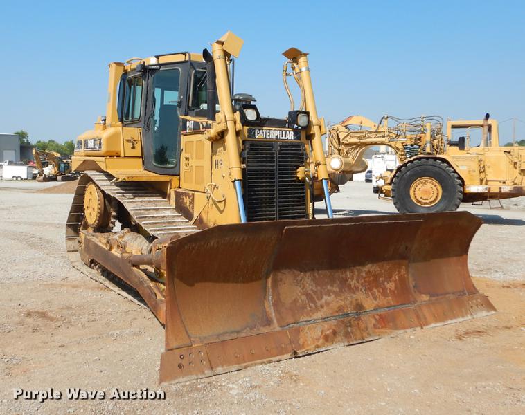 image for item EK9587 2004 Caterpillar D6R XL Series II dozer