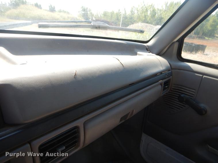 image for item EK9588 1997 Ford F450 Super Duty service truck with crane