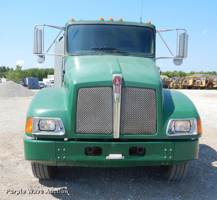 image for item EK9589 2007 Kenworth T300 service truck with crane