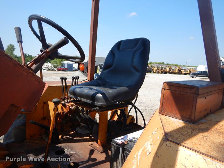 image for item EK9590 1987 Case 480E LL landscape tractor