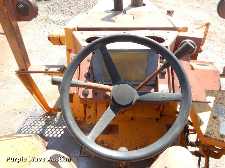 image for item EK9590 1987 Case 480E LL landscape tractor