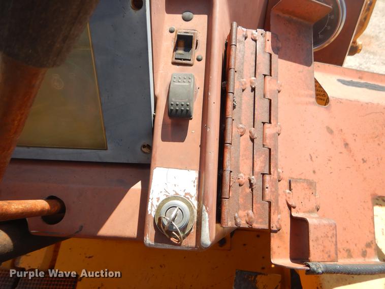 image for item EK9590 1987 Case 480E LL landscape tractor