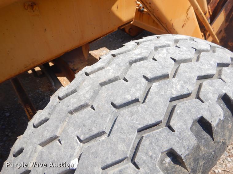 image for item EK9590 1987 Case 480E LL landscape tractor