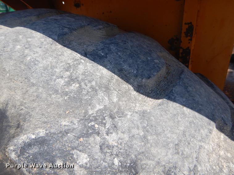 image for item EK9590 1987 Case 480E LL landscape tractor