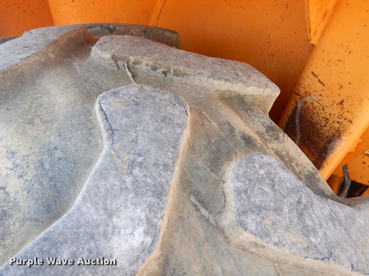 image for item EK9590 1987 Case 480E LL landscape tractor