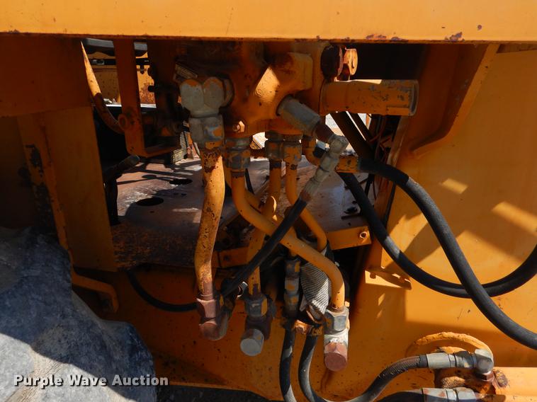 image for item EK9590 1987 Case 480E LL landscape tractor