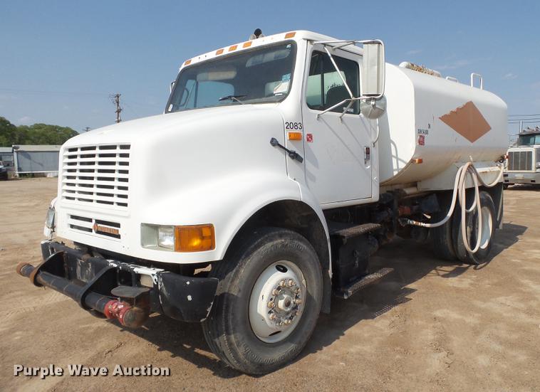 image for item EN9617 1990 International 8100 tank truck