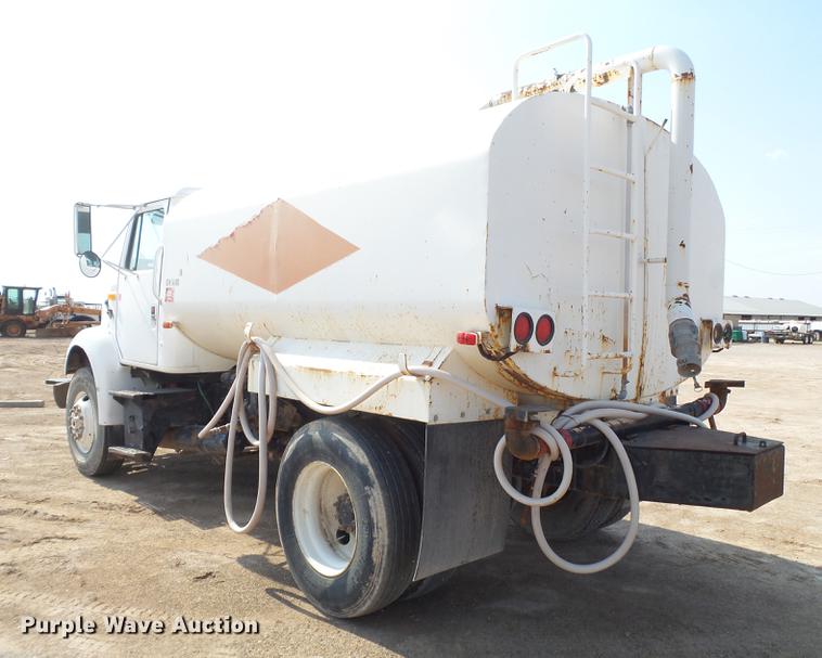 image for item EN9617 1990 International 8100 tank truck