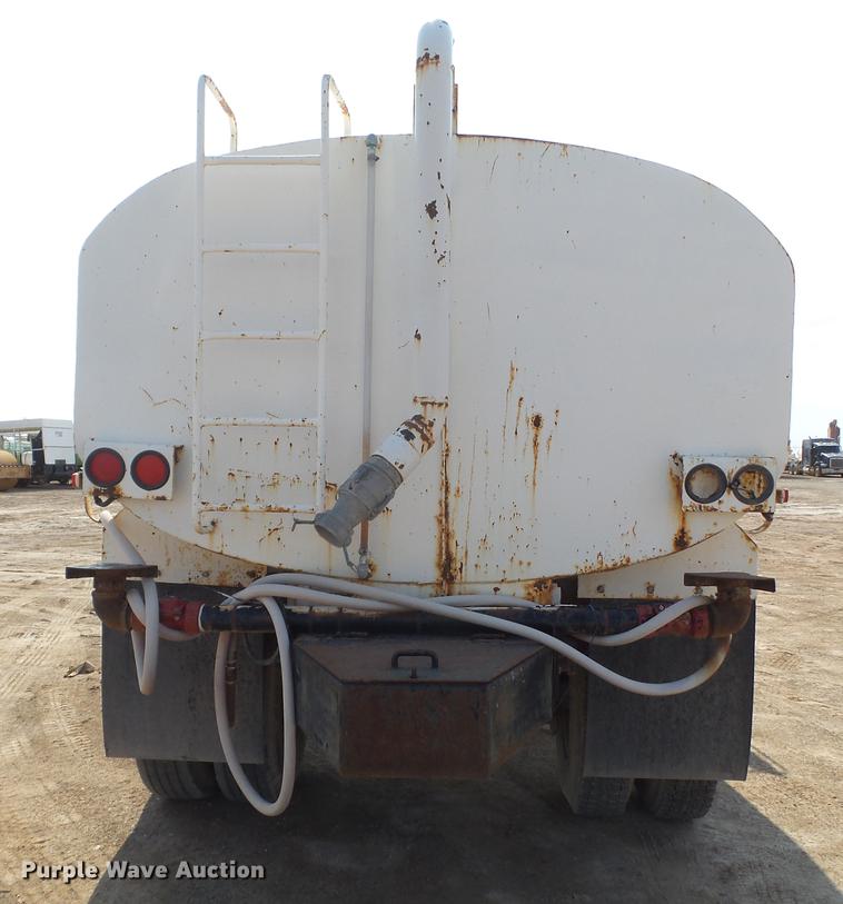 image for item EN9617 1990 International 8100 tank truck