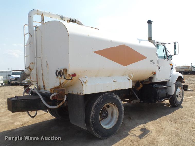 image for item EN9617 1990 International 8100 tank truck