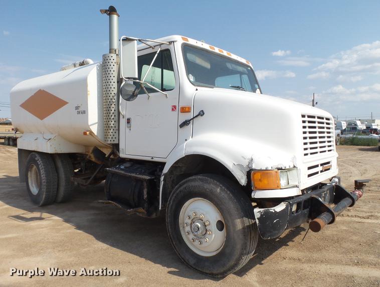 image for item EN9617 1990 International 8100 tank truck