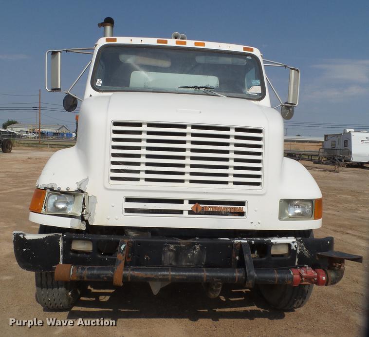 image for item EN9617 1990 International 8100 tank truck