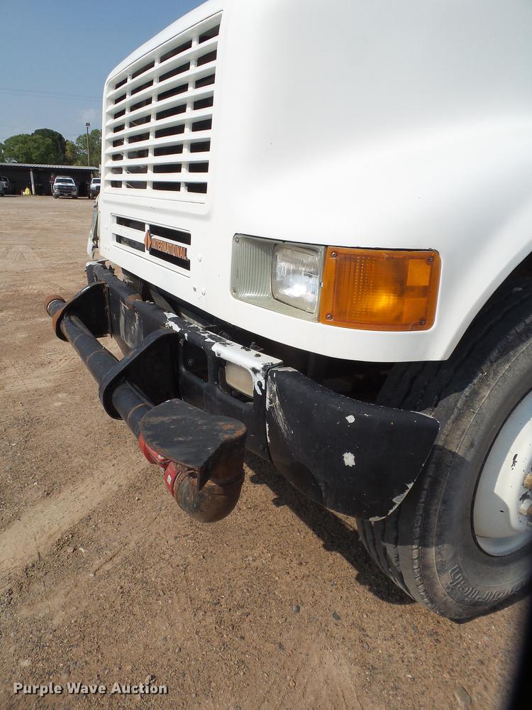 image for item EN9617 1990 International 8100 tank truck