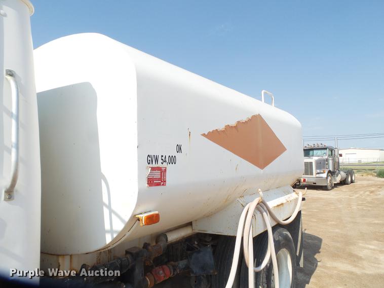image for item EN9617 1990 International 8100 tank truck