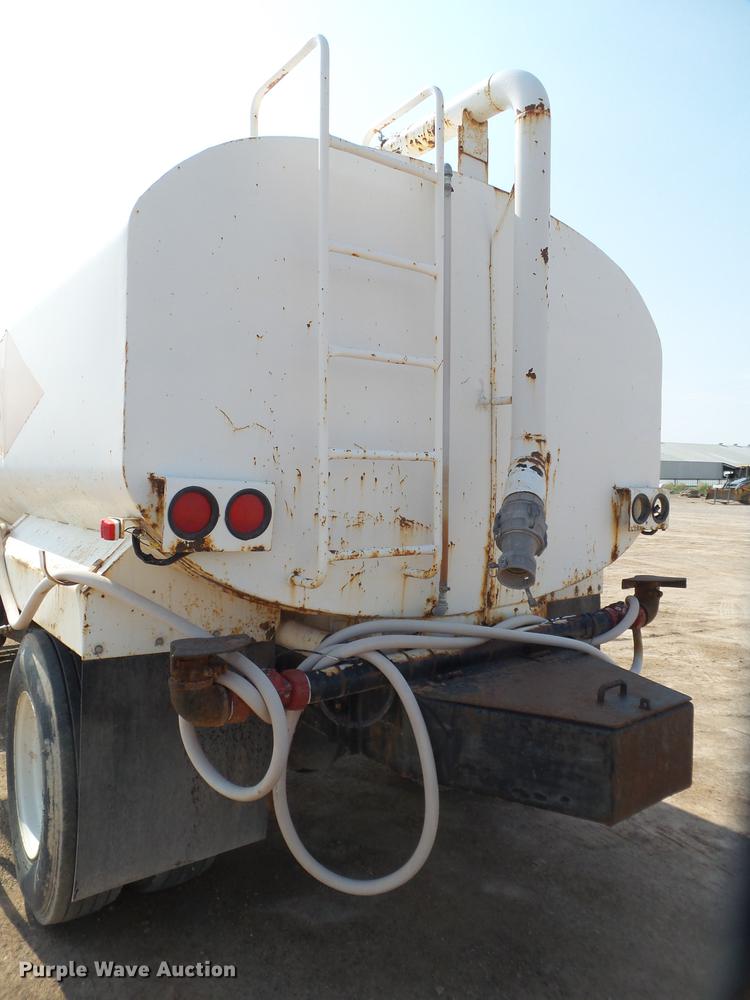 image for item EN9617 1990 International 8100 tank truck