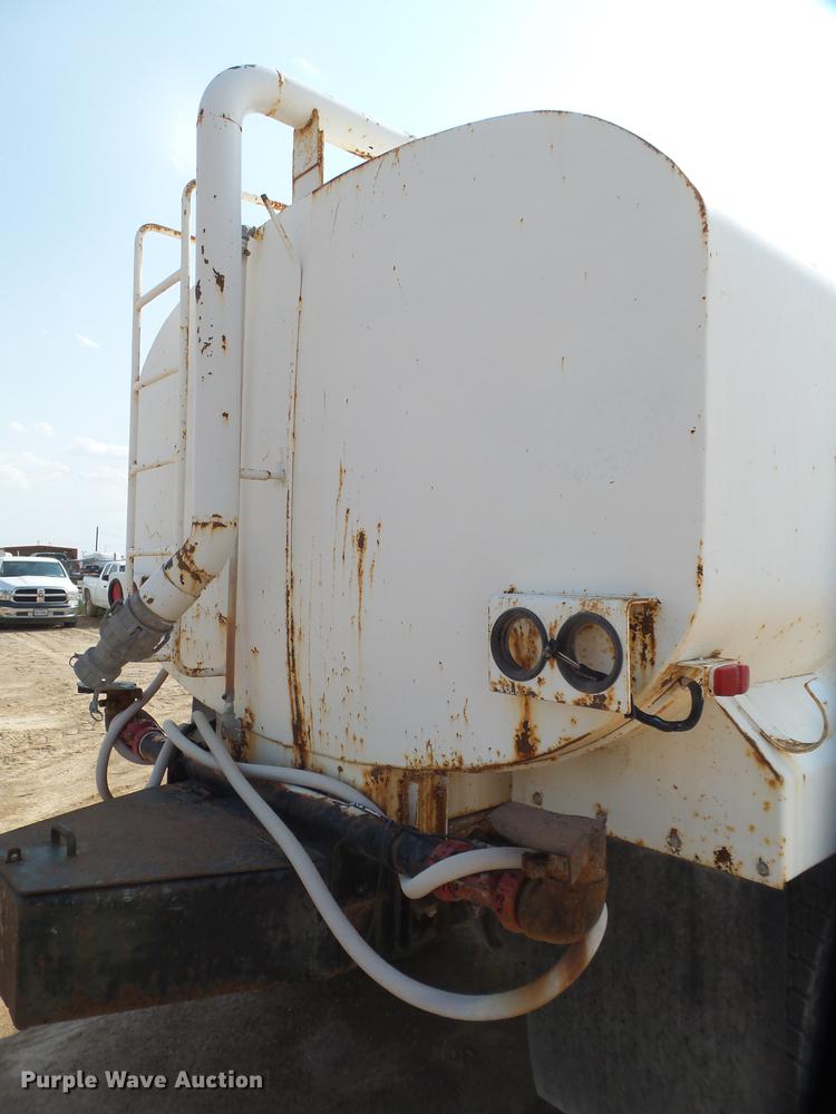 image for item EN9617 1990 International 8100 tank truck