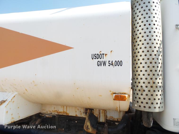 image for item EN9617 1990 International 8100 tank truck