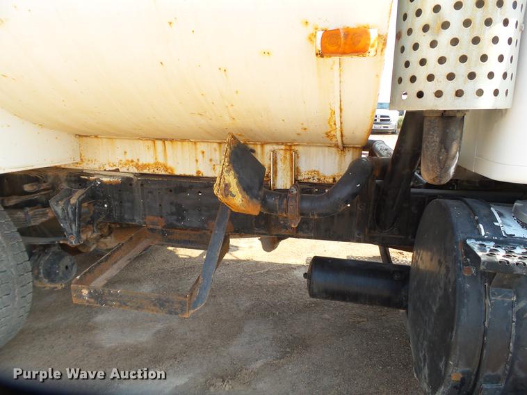 image for item EN9617 1990 International 8100 tank truck
