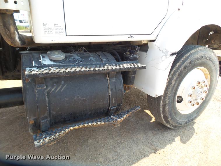 image for item EN9617 1990 International 8100 tank truck