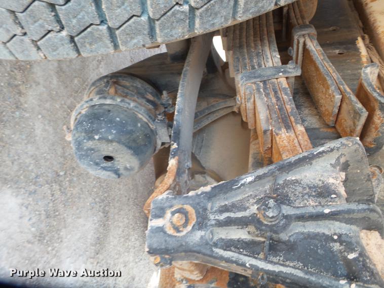 image for item EN9617 1990 International 8100 tank truck