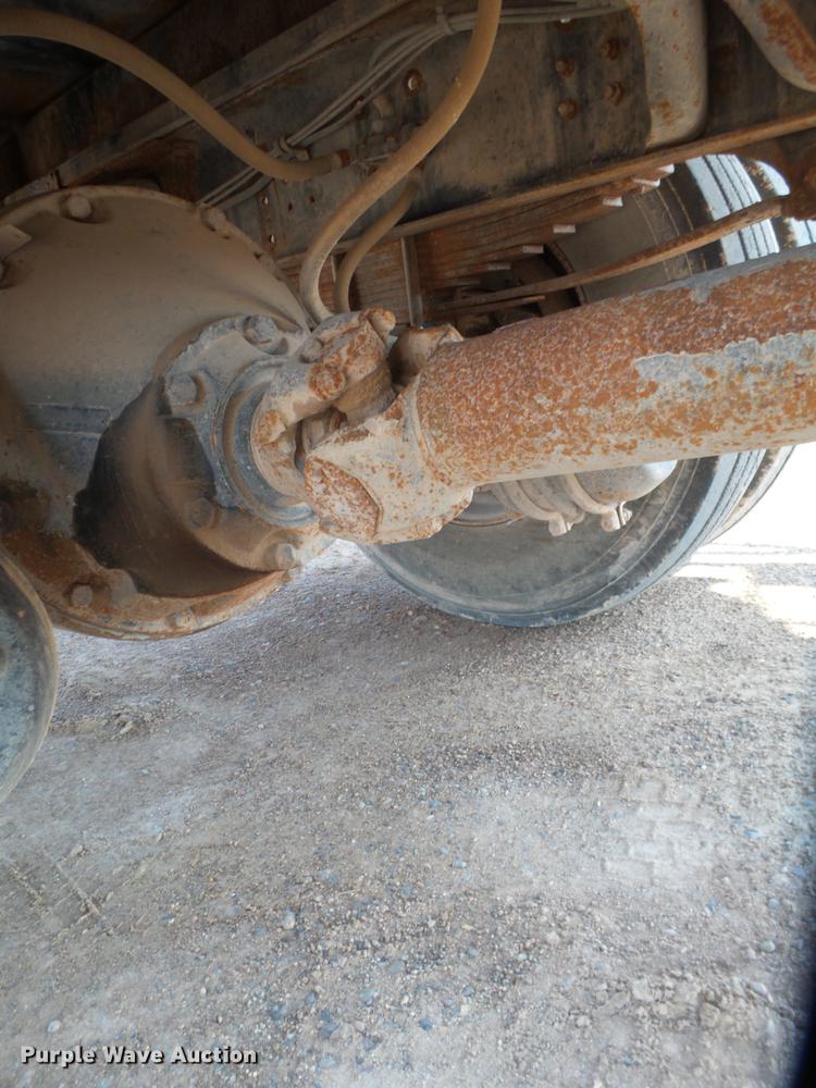 image for item EN9617 1990 International 8100 tank truck