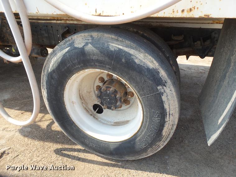 image for item EN9617 1990 International 8100 tank truck