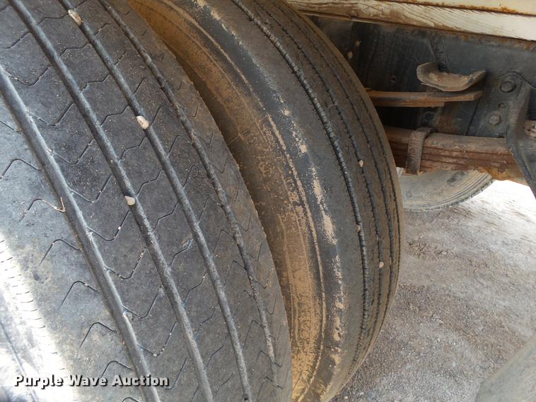 image for item EN9617 1990 International 8100 tank truck