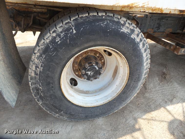 image for item EN9617 1990 International 8100 tank truck