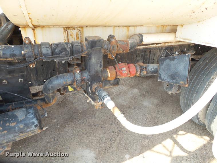 image for item EN9617 1990 International 8100 tank truck