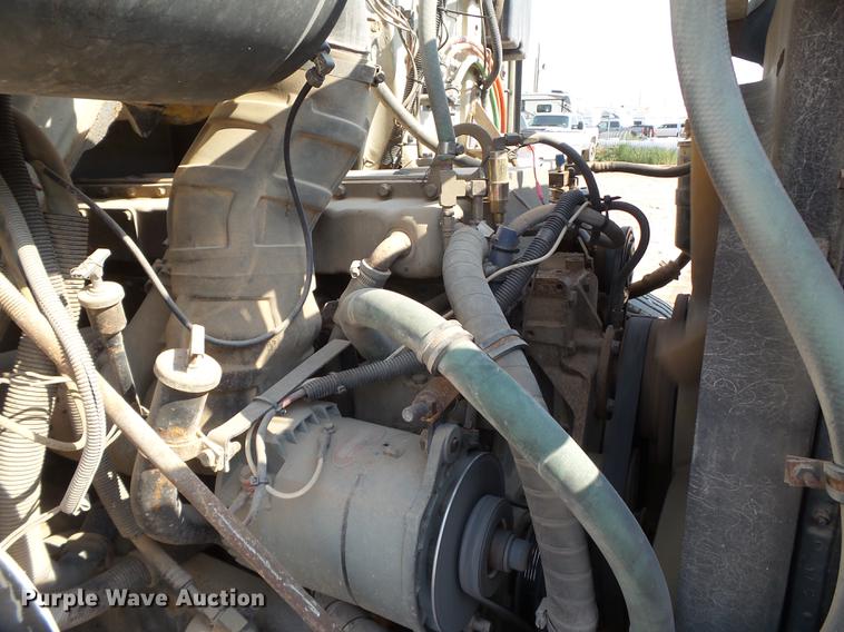 image for item EN9617 1990 International 8100 tank truck